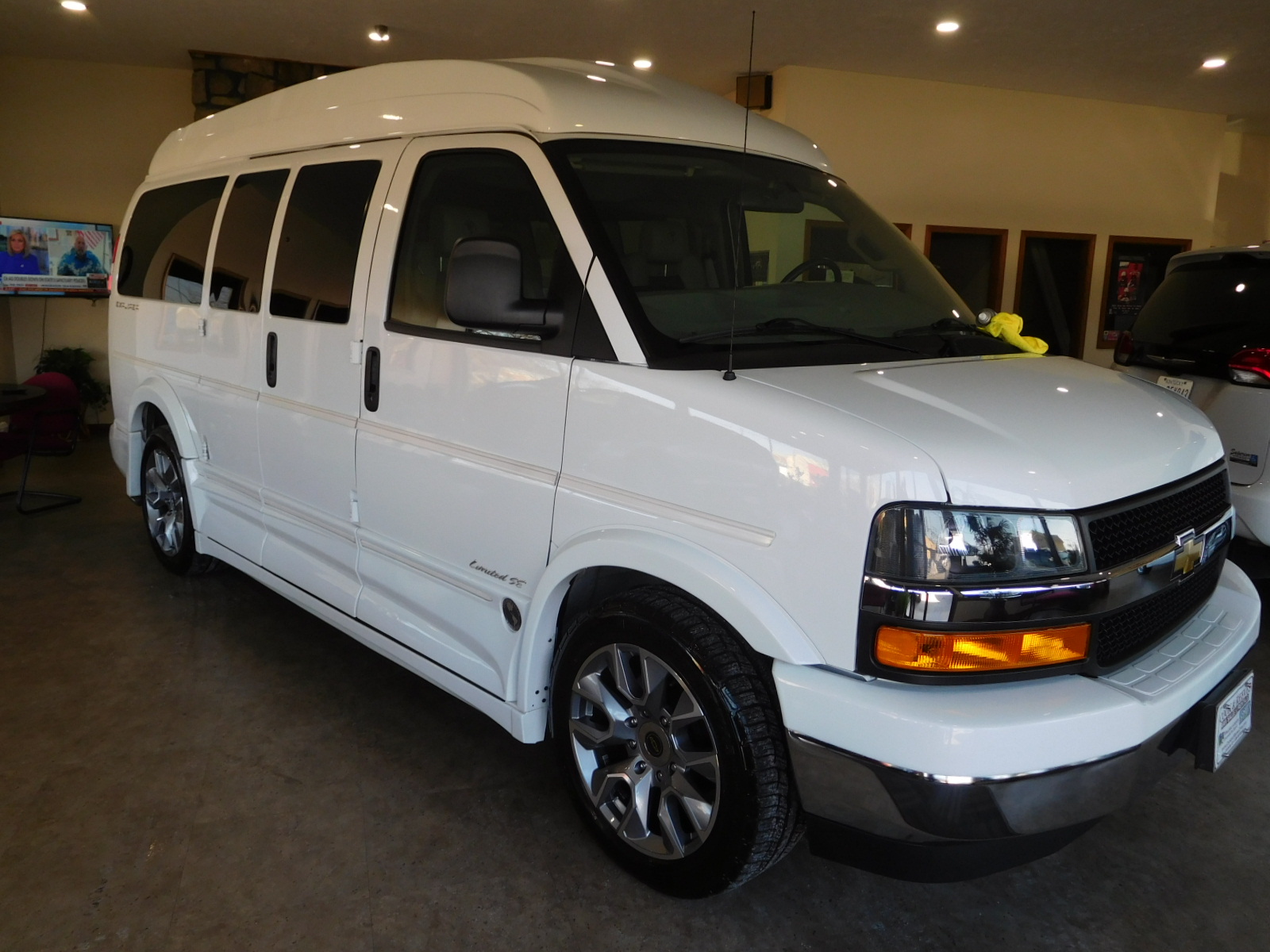 22 Chevy Express 2500 Explorer Limited SE